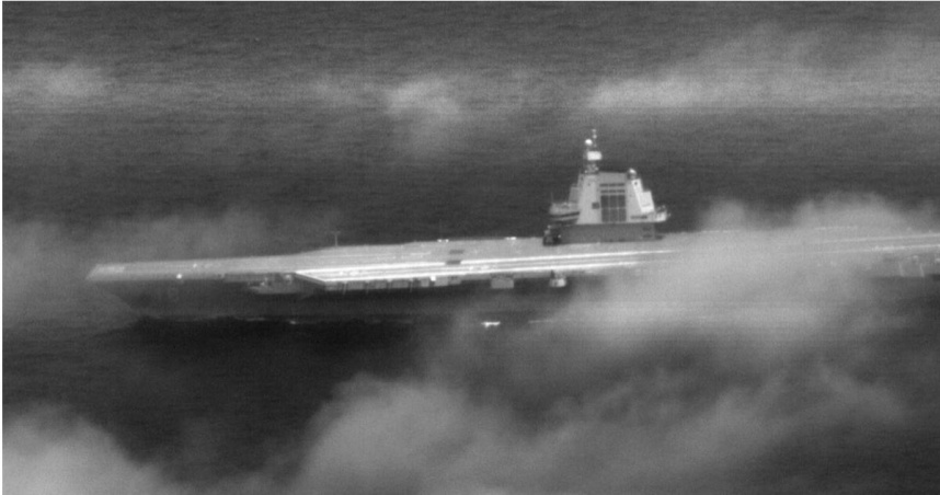 中國人民解放軍最先進的航空母艦「福建艦」23日穿越台灣海峽，恰逢國軍22日啟動5天「立即備戰操演」期間。（圖／國防部提供）