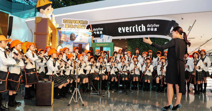 桃園市文山國小直笛團在桃園機場第二航廈內，以悠揚笛聲展現臺灣學童的藝術能量。（圖／昇恆昌免稅商店提供）