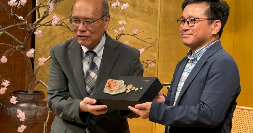 北投文物館洪侃館長以陶藝名家李國欽創作的「貢德氏赤蛙」作品致贈湯本豪一先生。（圖／吳德亮攝影）