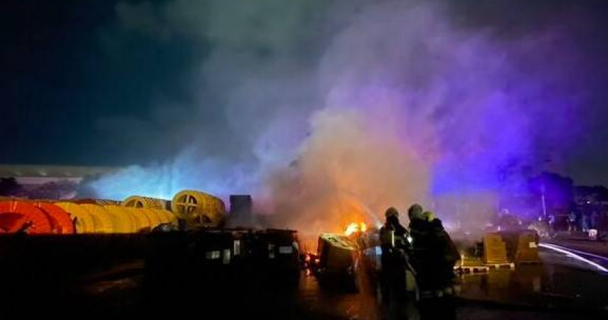 高雄仁武電纜廠深夜竄火！濃煙狂冒嚇壞路人　警消20分鐘急滅火