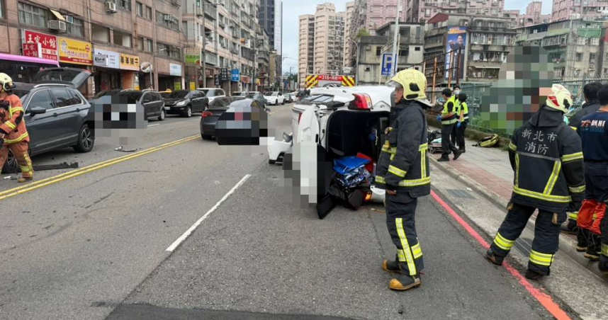 新店中正路驚傳翻車事故！　2車猛烈碰撞女駕駛受傷送醫