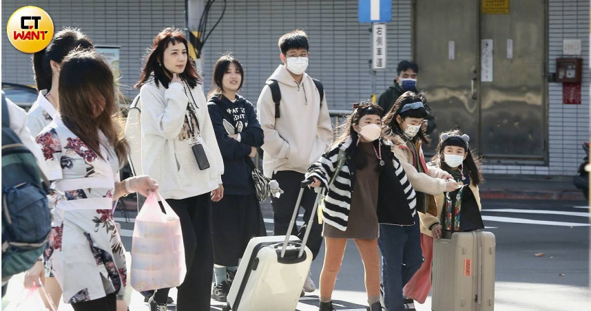 近日北台灣早晚出現涼意，許多民眾有感。（圖／黃耀徵攝）
