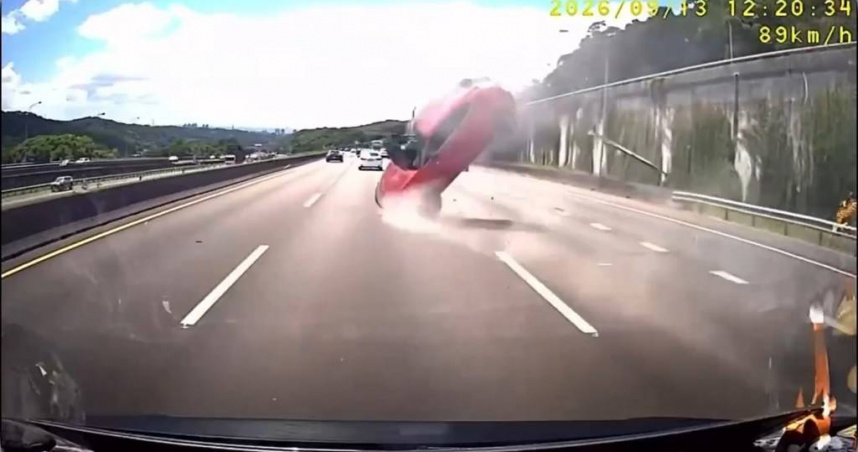 國1林口驚魂！轎車撞護欄狂翻滾噴零件　四輪落地駕駛奇蹟逃劫