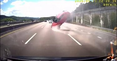轎車撞護欄狂翻滾噴零件　。（圖／翻攝畫面）