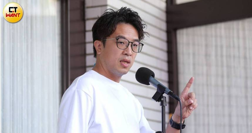 民進黨台北市長候選人沈伯洋接受資深媒體人沈春華專訪，談及青年薪資與居住壓力，認為在台北租屋生活的年輕人，月薪至少需要4萬至4萬5000元，才能減輕生活負擔並保有儲蓄空間。（圖／周志龍攝）