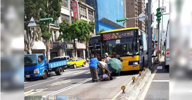 86歲老婦走行人穿越道 公車直直撞送醫仍不治