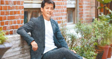 主持《城市的100個發現》讓謝哲青深入地認識台灣，重拾少年環島旅遊的回憶。（圖／中國時報陳俊吉攝）