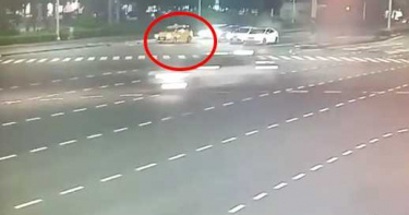 驚悚畫面曝光!高雄2死車禍 黑車闖紅燈撞小黃瞬間飛噴