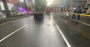 共享機車女騎士早起上班 自撞分隔島噴飛對向遭輾斃