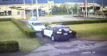 日夜敲牆鄰居崩潰報警 蒙面情侶見警竟慌張駕車逃到派出所就逮