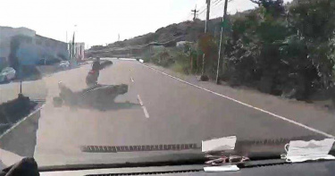 翁騎車載妻突左轉 後方騎士不及閃躲撞成一團