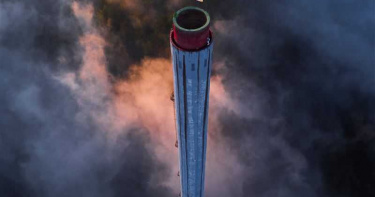 直上高空360公尺!挑戰歐洲最高煙囪成功 攀岩專家坦言:會害怕
