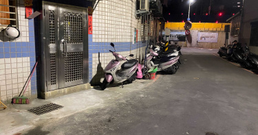 男家門口遭砍血濺馬路 2惡煞狂奔逃逸畫面曝光