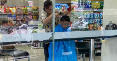 全家就是你家!大媽自備圍巾開剪 「超商秒變理髮廳」3千人全看傻