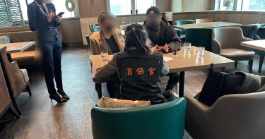 饗賓餐旅事業股份有限公司旗下餐廳「饗饗」疑似發生食物中毒案，截至8日中午12時，台北市衛生局接獲醫院通報共19人就醫。台北市法務局消保官8日至微風信義門市現場稽查，要求饗賓公司積極聯繫消費者，並研議相關方案妥適處理，每周回報處理情形。（圖／台北市法務局提供）