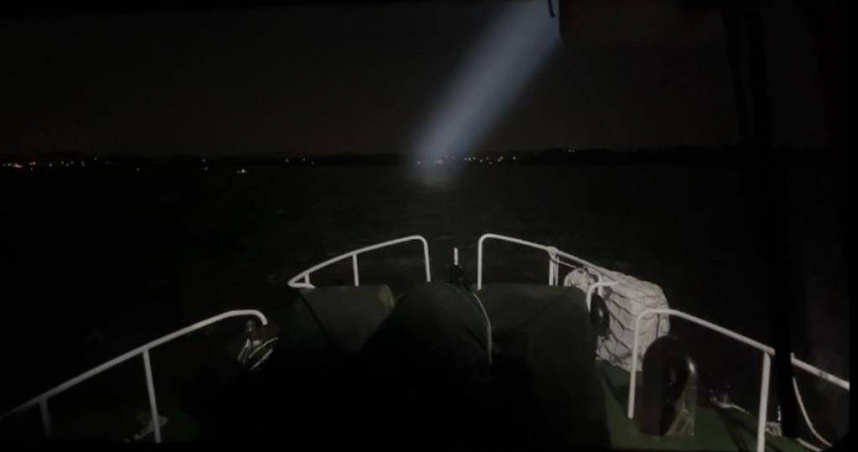 金門海巡隊強化勤務部署，自13日深夜起，於烏沙角、鳳嘴南方及檳榔嶼水域，加派近岸多功能艇配合大艇實施防堵丶取締大陸漁船越界捕撈。(圖／海巡隊提供)