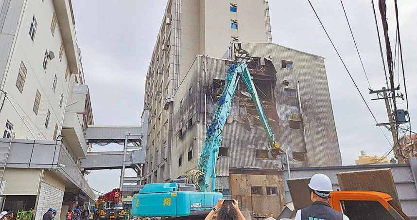 屏東縣東港安泰醫院在火警後被查出嚴重違建，屏東縣政府14日強制拆除違建物。（圖／報系資料庫）