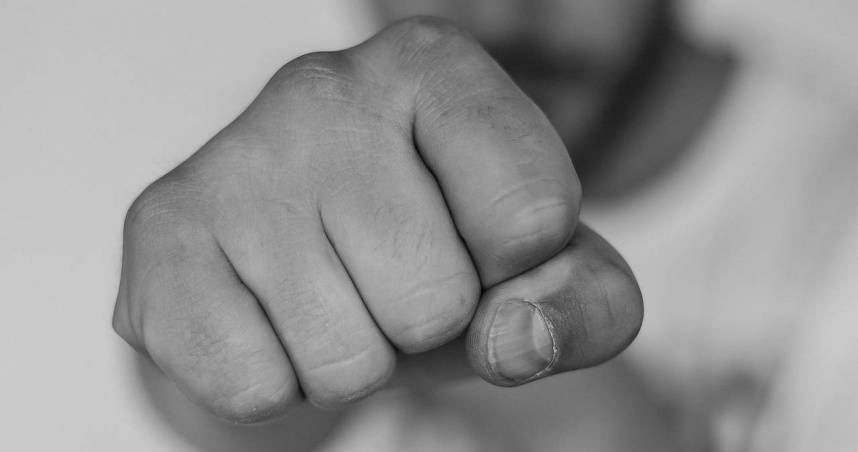 一名人妻哭訴遭老公多次家暴，對方被警察羈押後，婆婆竟跪求她原諒，只為讓老公不要在牢裡過年，讓她很心寒。（示意圖／Pixabay）