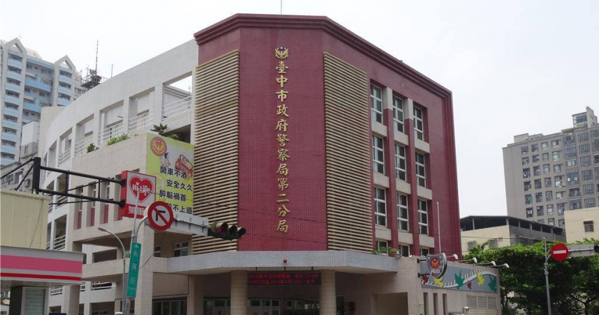 台中市警二分局連姓小隊長17日疑因涉洩密案被檢調人員帶走訊問。（馮惠宜攝）