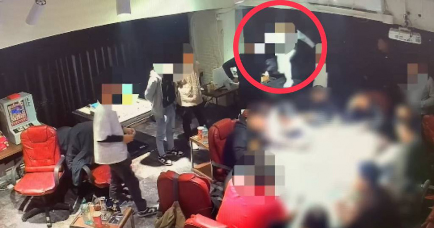 北市大安分局日前獲報有男子遭人強逼下跪，其落跑後遭拖回虐打。（圖／翻攝畫面）