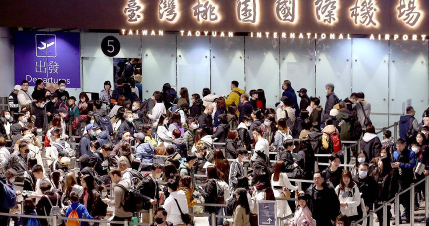 在桃機第二航廈出境大廳內，出國的旅客正準備通關出境。（圖／中國時報范揚光攝）