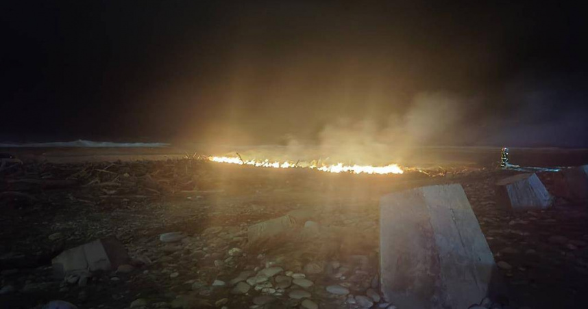 花蓮溪出海口附近今晚傳出漂流木火警，且因晚間風勢大加速火勢燃燒，現場延燒面積約1個籃球場大。（圖／民眾提供／中國時報羅亦晽花蓮傳真）