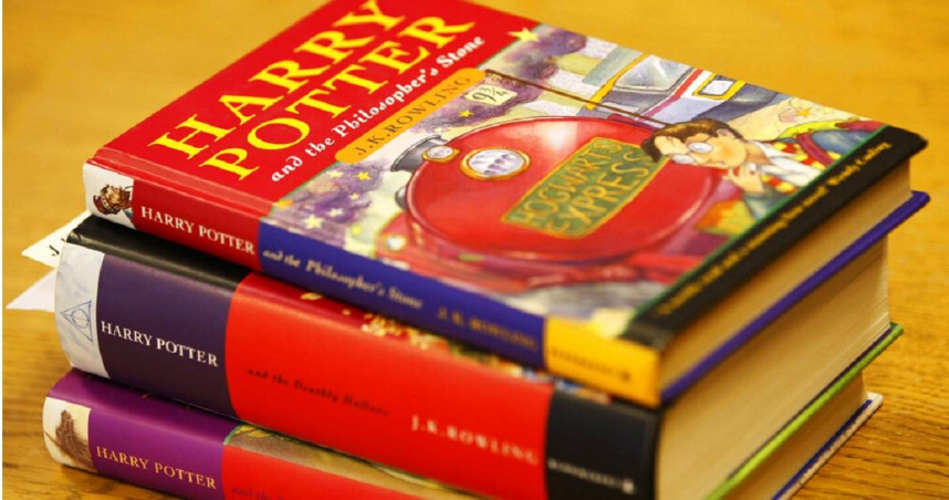 暢銷小說《哈利波特》系列第一集初版首刷全球只有500本，近日其中一本被拿出來拍賣，價值有2.1萬英鎊（約新台幣85.5萬元）。（示意圖／達志／美聯社）