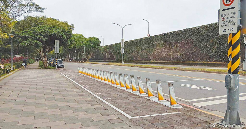 民眾向台北市議員鍾佩玲投訴，去年底在萬華青年公園附近連走6站，借不到YouBike。（圖／台北市議員鍾佩玲研究室提供／中國時報張珈瑄台北傳真）