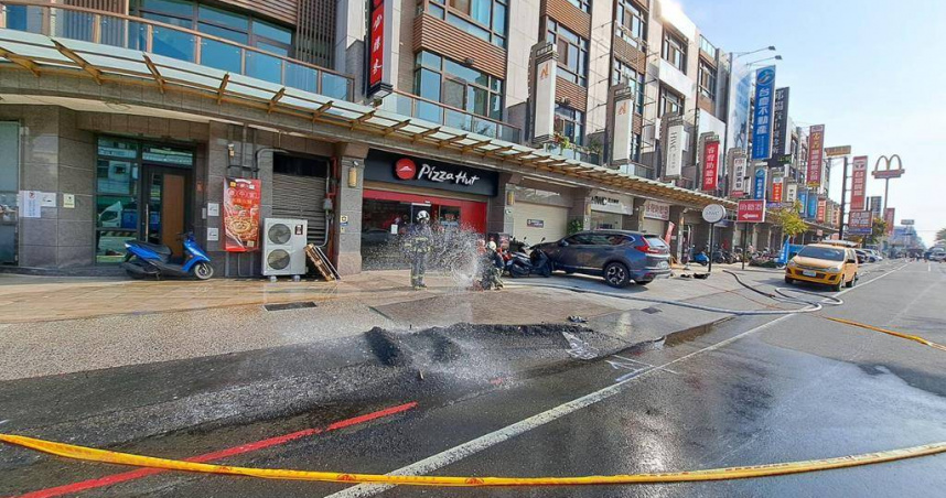 彰化縣北斗鎮中山路二段在今（24）日下午發生瓦斯外洩，警消獲報到場拉封鎖線進行警戒、疏散附近民眾，持續噴灑水霧防護。（圖／民眾提供）