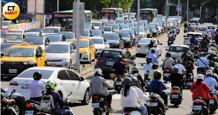 機車在台灣是重要的代步工具，在任何縣市都可以看到機車族穿梭。（示意圖／方萬民攝）