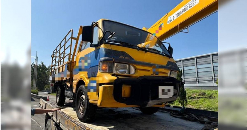 貨車自撞護欄彈飛旋轉90 度險釀連環車禍。（圖／翻攝畫面）