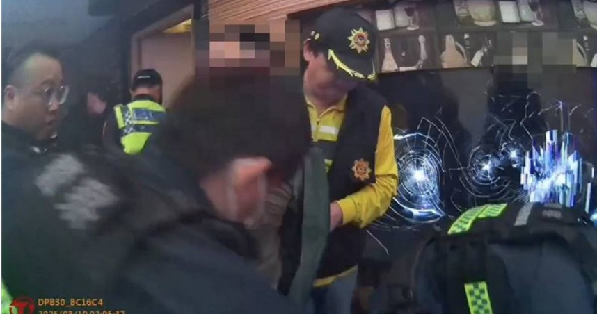 台中西屯區某汽車旅館傳出肢體衝突，電視螢幕、桌面玻璃全遭砸毀。（圖／翻攝畫面）