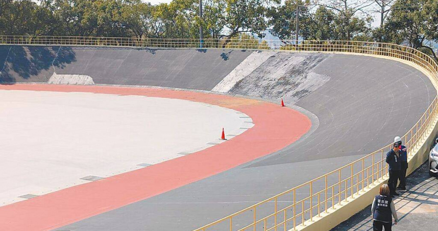 新竹市議員林彥甫指出，新竹市立自由車場廠商稱要將路面再次刨除重做，加上多項專業工程，最快4月底完工，若再加驗收恐趕不上5月17日賽程。（林彥甫提供／王惠慧新竹傳真）