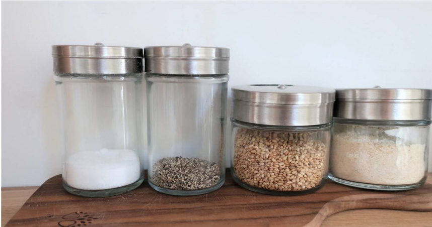 譚敦慈指出，如果調味料瓶上面寫著「開封後請冷藏」，只要打開接觸空氣後，就一定得放進冰箱。（示意圖／翻攝自photoAC）