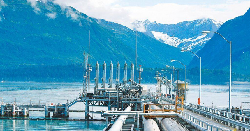 中油日前在台北簽署阿拉斯加液化天然氣（Alaska LNG）買賣暨投資意向書。圖為美國阿拉斯加州瓦爾迪茲（Valdez）的跨阿拉斯加管道海運碼頭。（圖／達志／路透社）