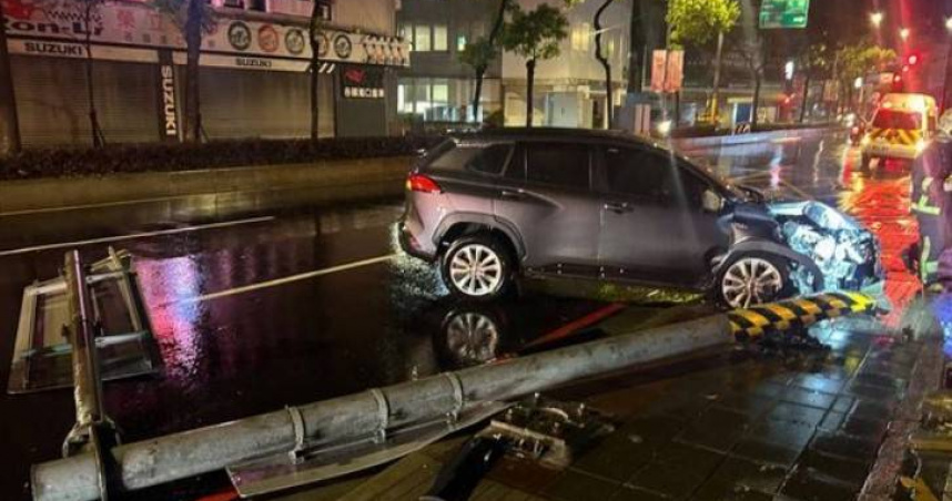 朱男駕駛多元計程車突撞斷路旁號誌桿，導致右車頭嚴重爛毀，造成他臉部擦挫傷。（圖／翻攝畫面）