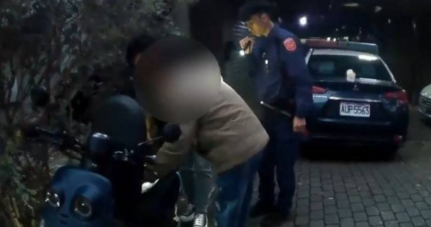 2毒蟲騎機車違規遭攔竟拒檢逃逸，直到逃進死巷才乖乖就範，警方還搜出毒品安非他命。（圖／翻攝畫面）