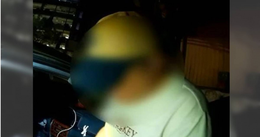 薛男駕車違規遭盤查，豈料他竟襲警落跑但仍被逮獲，還在車上搜出「喪屍煙彈」及煙油。（圖／翻攝畫面）