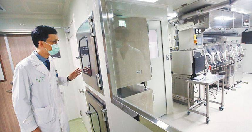 專家認為台灣醫療實力有目共睹，若能以醫帶商輸出醫材、醫療產業，可望成為台灣經濟成長的第二支箭。圖為台大醫院細胞治療中心的負壓操作室。（圖／報系資料照）