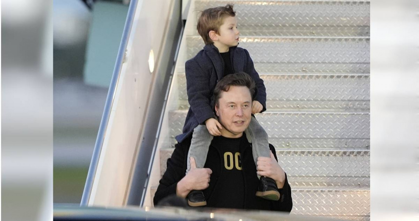 馬斯克及他與歌手格萊姆斯（Grimes）所生的4歲兒子X Æ A-Xii（簡稱X）。（圖／達志／美聯社）