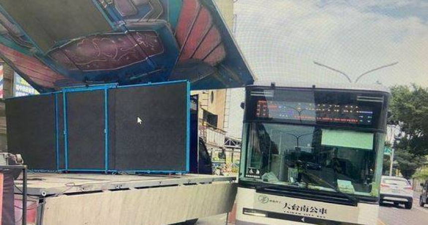 台南公車與舞台車發生擦撞，導致舞台車的天花板角刺穿公車頂部，還波及路旁民宅。（圖／翻攝畫面）