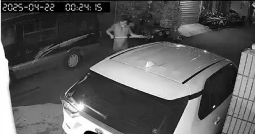 色老伯借拖把勾走女內衣褲引眾怒現場逮捕。（圖／翻攝畫面）