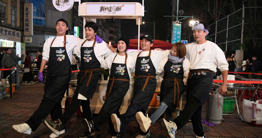 蔡凡熙（左起）、胡宇威、苗可麗、蔡昌憲、李翊君、禾浩辰，前往寧夏夜市擺攤大腸蚵仔麵線和手工麵條蝦餅。（圖／三立提供）