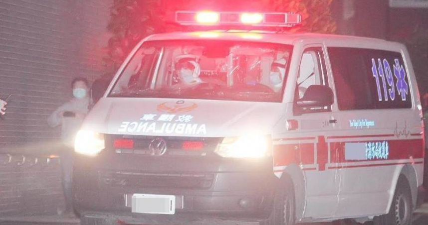 李男駕車闖紅燈撞上綠燈直行車，導致挨撞車再自撞路旁電箱，造成2人受傷送醫。（示意圖／報系資料照）