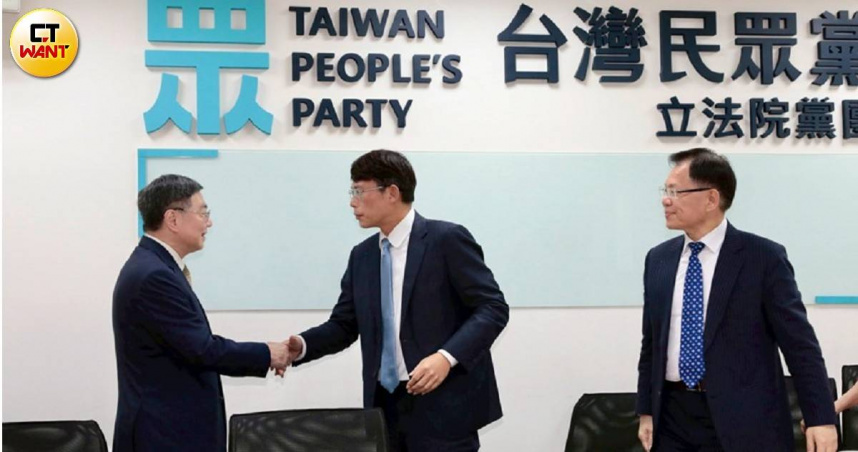 閣揆卓榮泰（左）曾因特別預算赴立法院民眾黨團拜會，爭取黨團總召黃國昌（中）、副總召張啓楷（右）等人支持院版「特別條例」。（圖／黃耀徵攝）