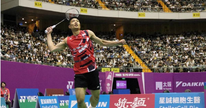 寶島羽球男單一哥周天成在2025年台北羽球公開賽男單首輪3局力戰晉級。（圖／翻攝畫面）