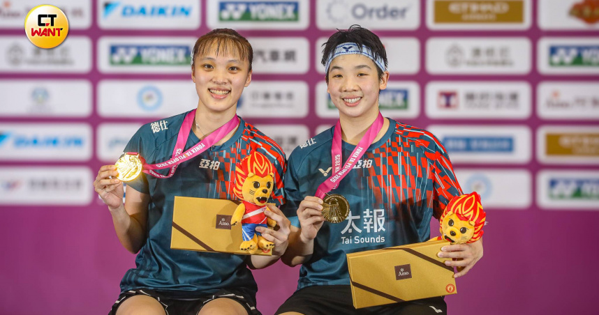 謝沛珊(右)、洪恩慈勇奪睽違17年的台北公開賽女雙冠軍。（圖／劉耿豪攝）