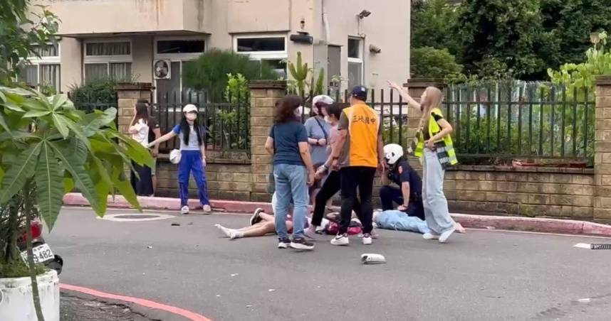 北大國小前今天下午發生嚴重車禍，導致多名學生受傷。（圖／翻攝畫面）