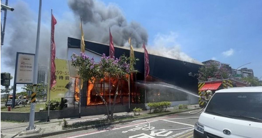 九份子重劃區驚傳火警，銷售中心陷火海濃煙狂竄。（ 圖／翻攝畫面）