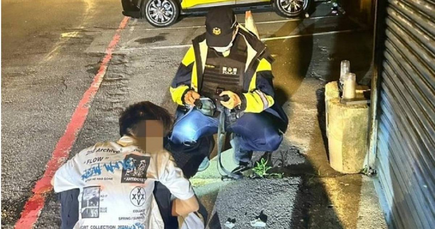 郭男喝醉搭計程車返家，卻在中途下車嘔吐被運將丟包，後續被巡邏員警護送返家。（圖／翻攝畫面）